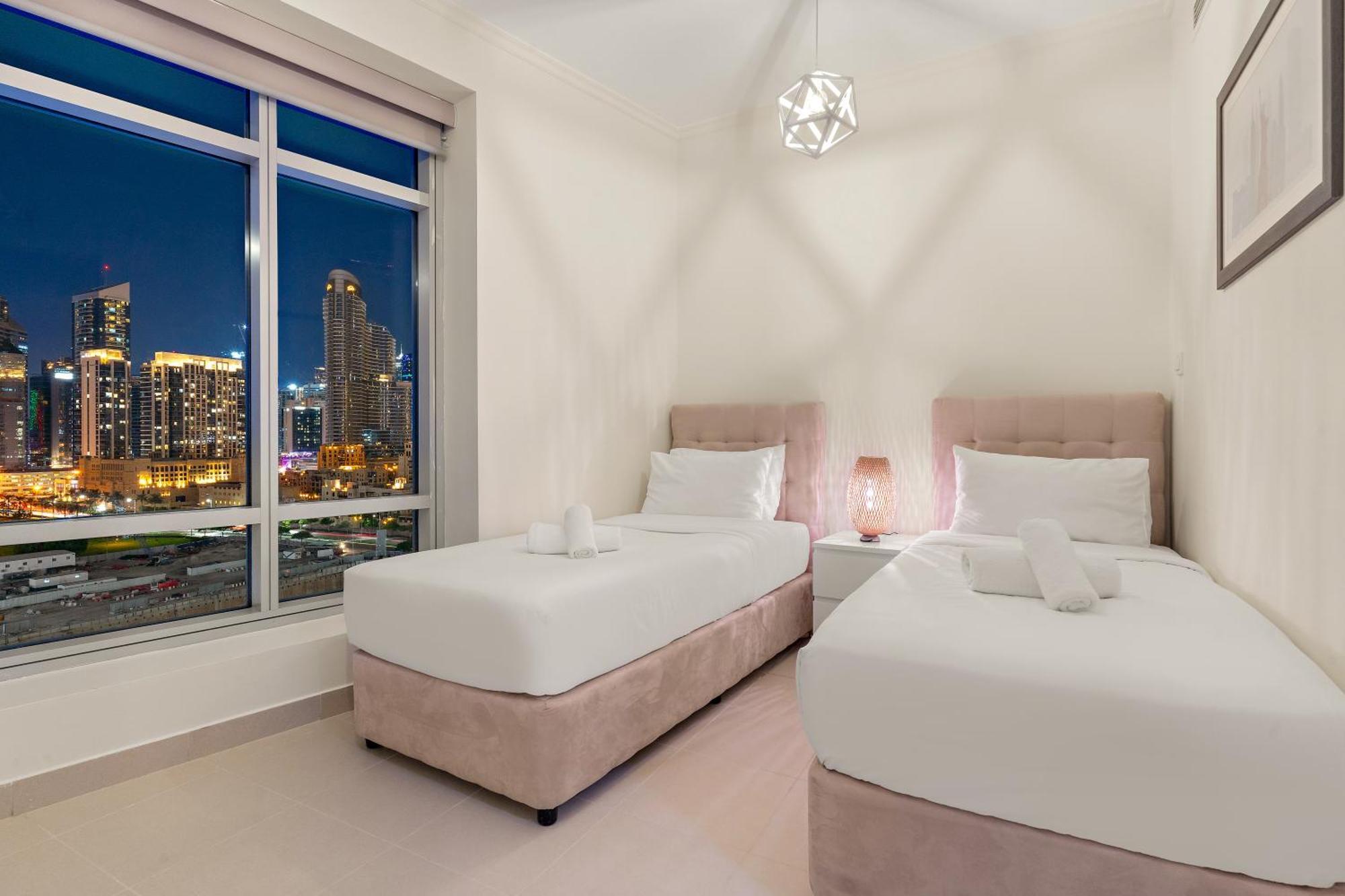 Prime 2br With Balcony & Full Burj Khalifa Views Apartment *
