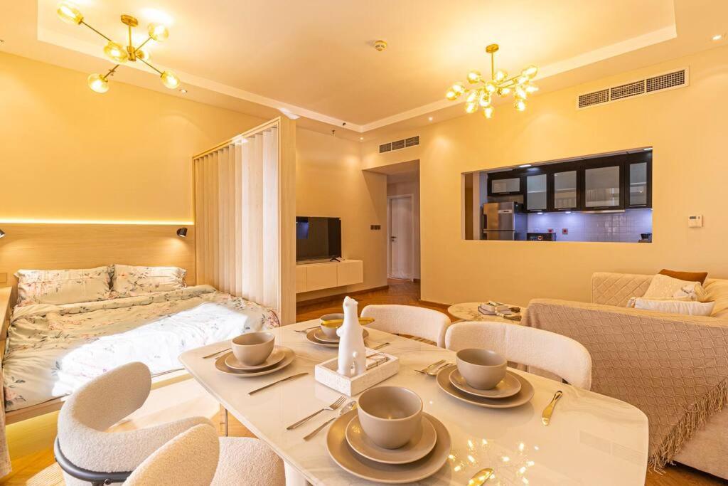 Breathtaking Palm View 2br In Marina *