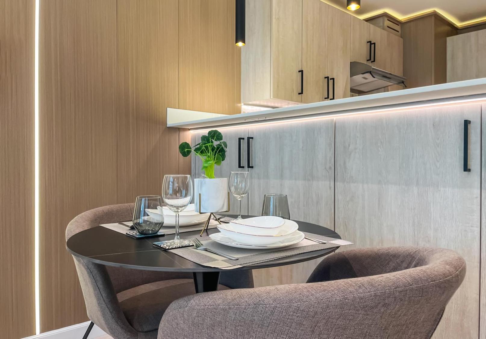 Livbnb-upgraded Urbanchic 1br With Balcony Dubai