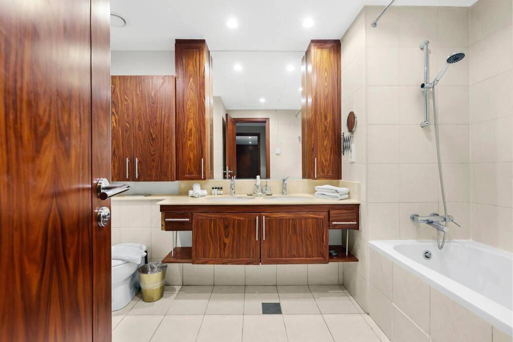 First Class 2br With Full Downtown Skyline View *