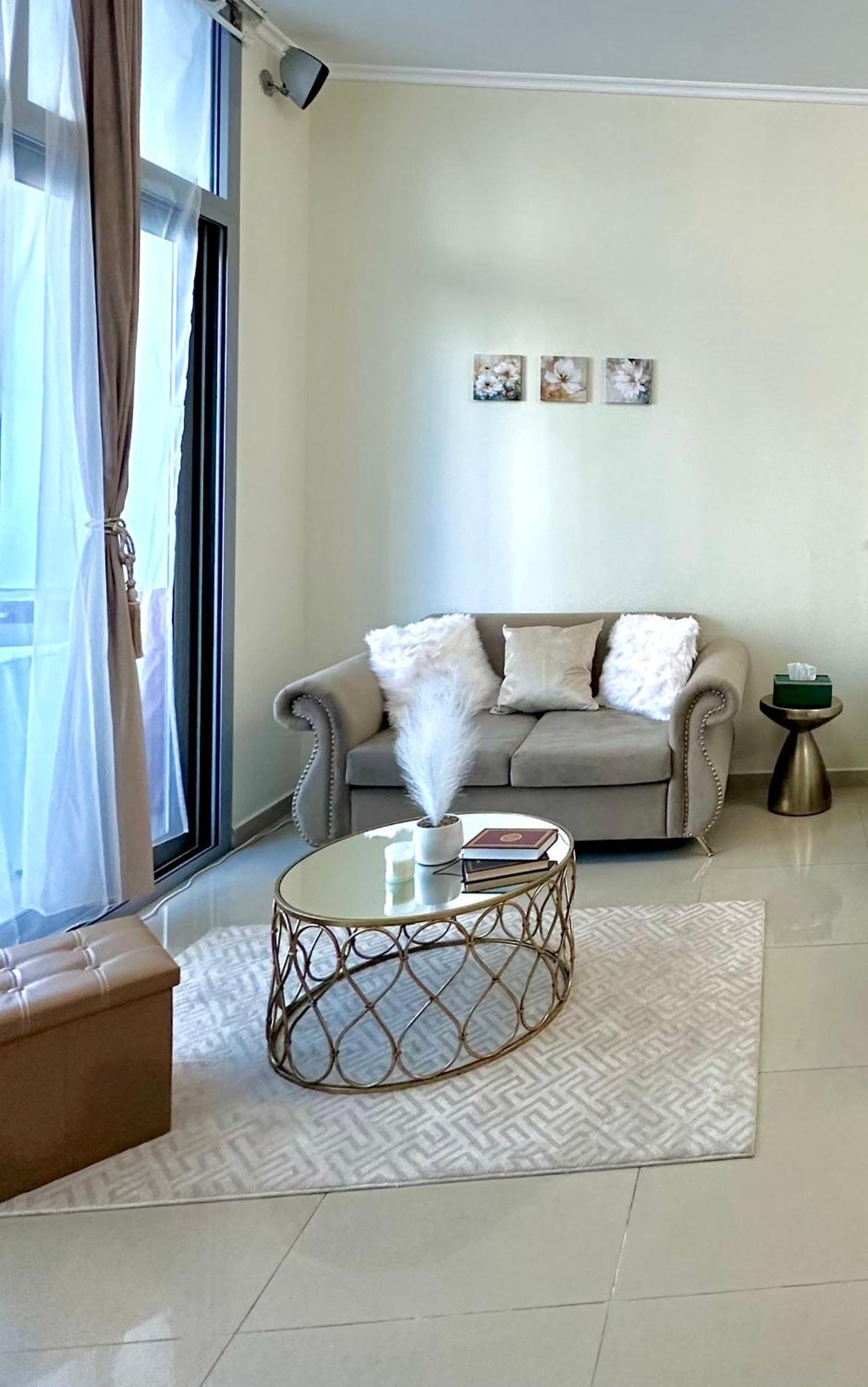 Elegant 10 Minutes From Marina Apartment