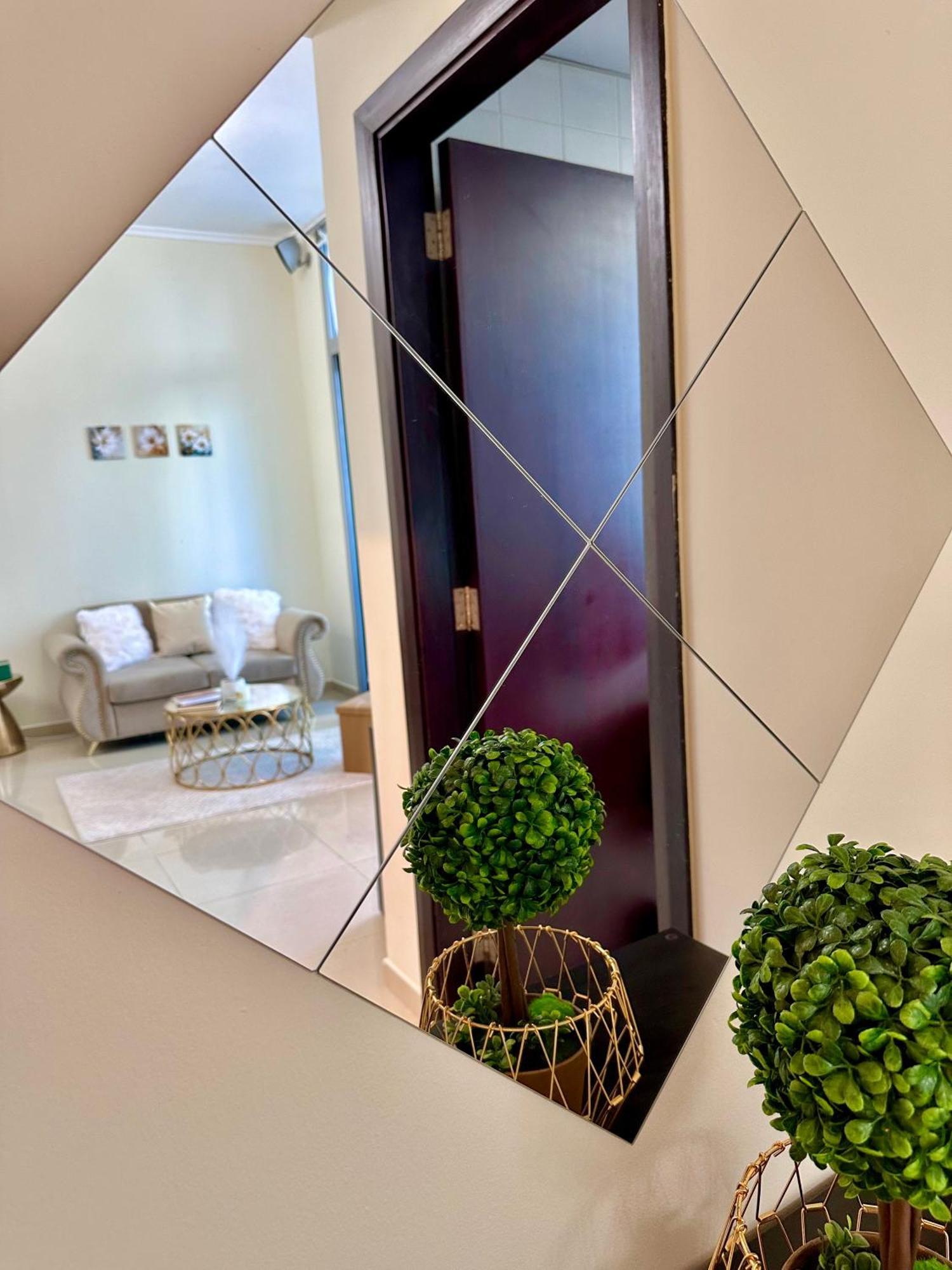 Elegant 10 Minutes From Marina Apartment *