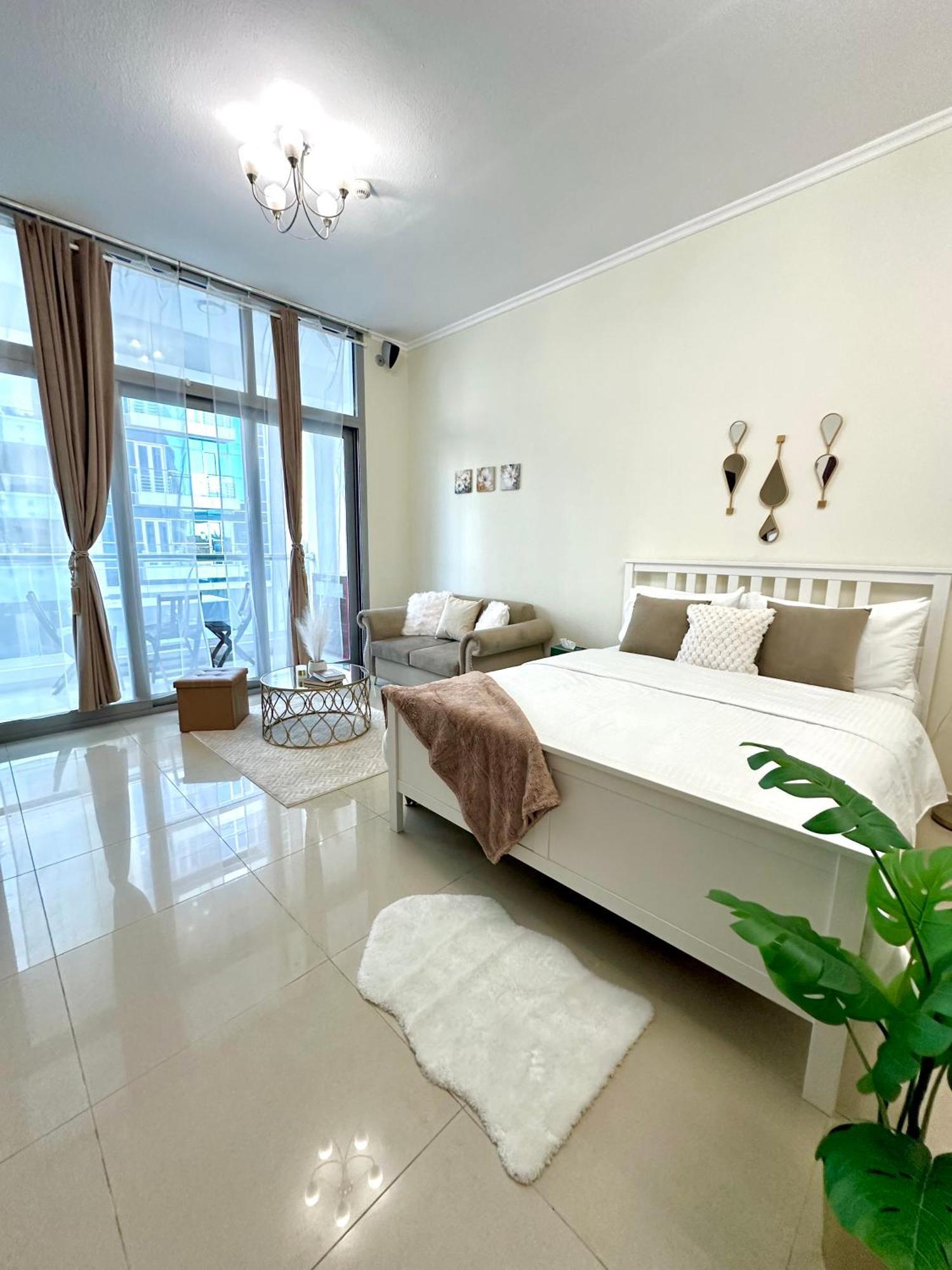 Elegant 10 Minutes From Marina Apartment Dubai