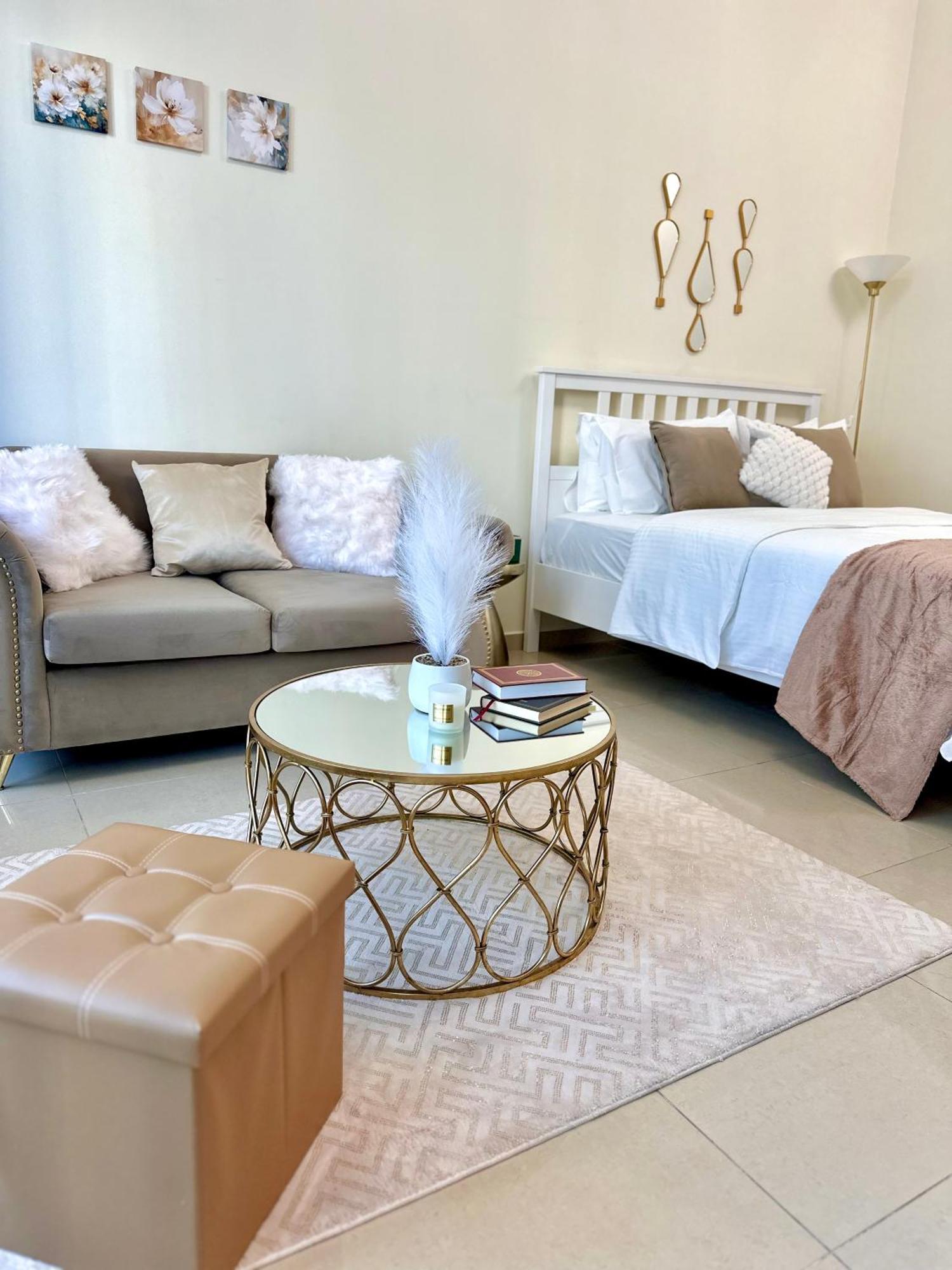 Elegant 10 Minutes From Marina Apartment