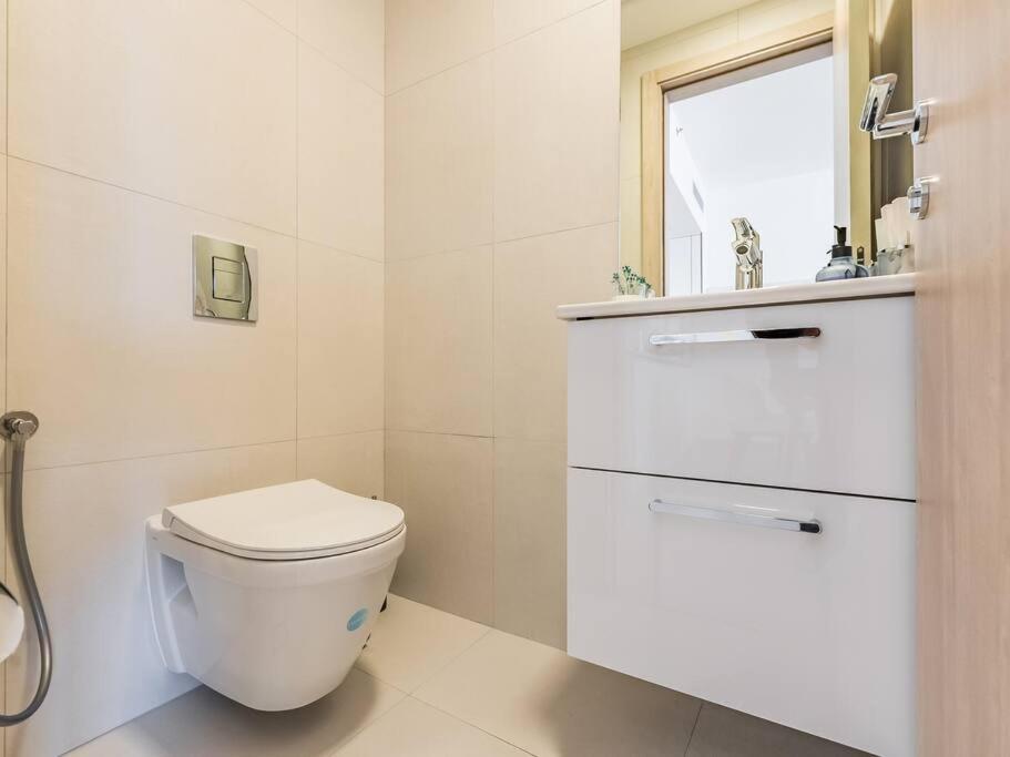 Modern Spacious- 2 Bedroom With Pool & Gym- Luma 22 Jvc Apartment