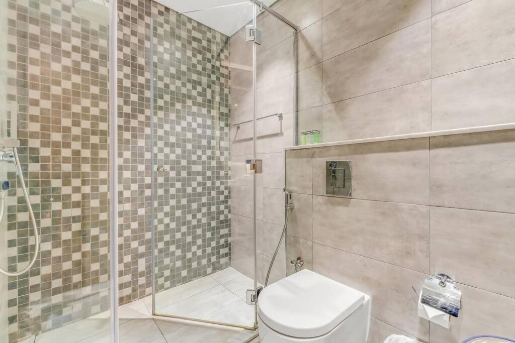 Waves - Spacious With Balcony & Pool Apartment
