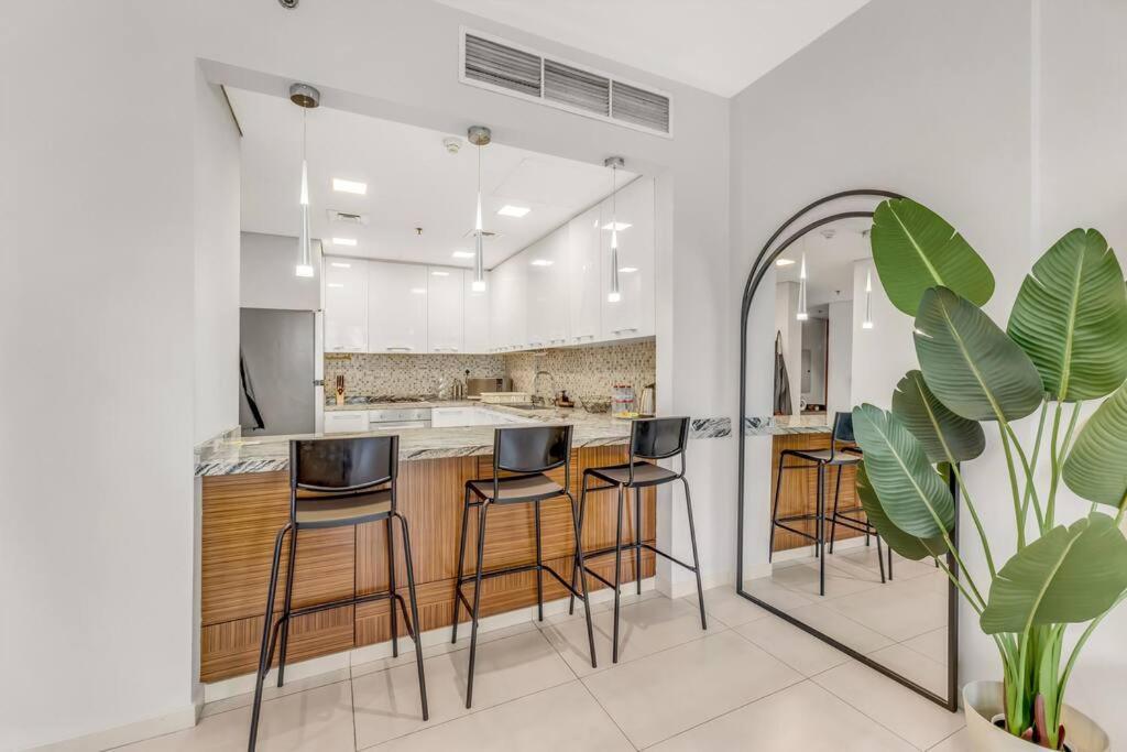 Apartment Waves - Spacious With Balcony & Pool Dubai