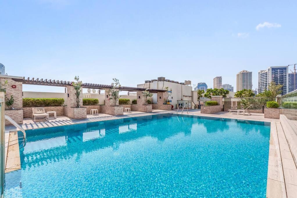 Waves - Spacious With Balcony & Pool Apartment *