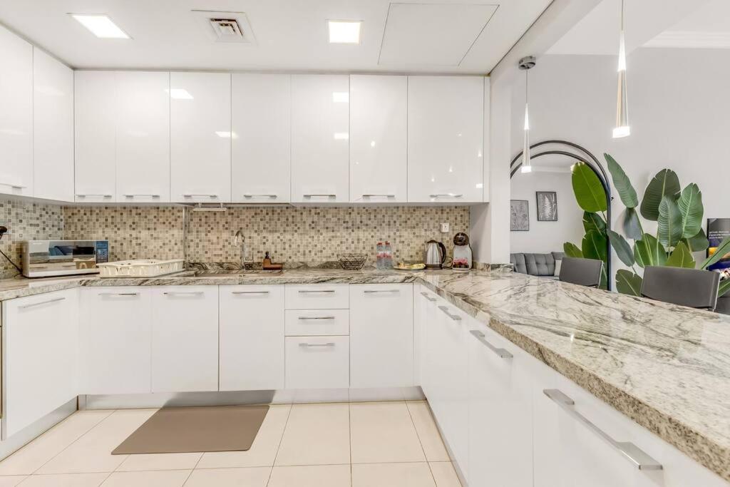 Apartment Waves - Spacious With Balcony & Pool Dubai