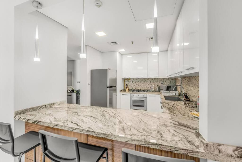 Apartment Waves - Spacious With Balcony & Pool Dubai