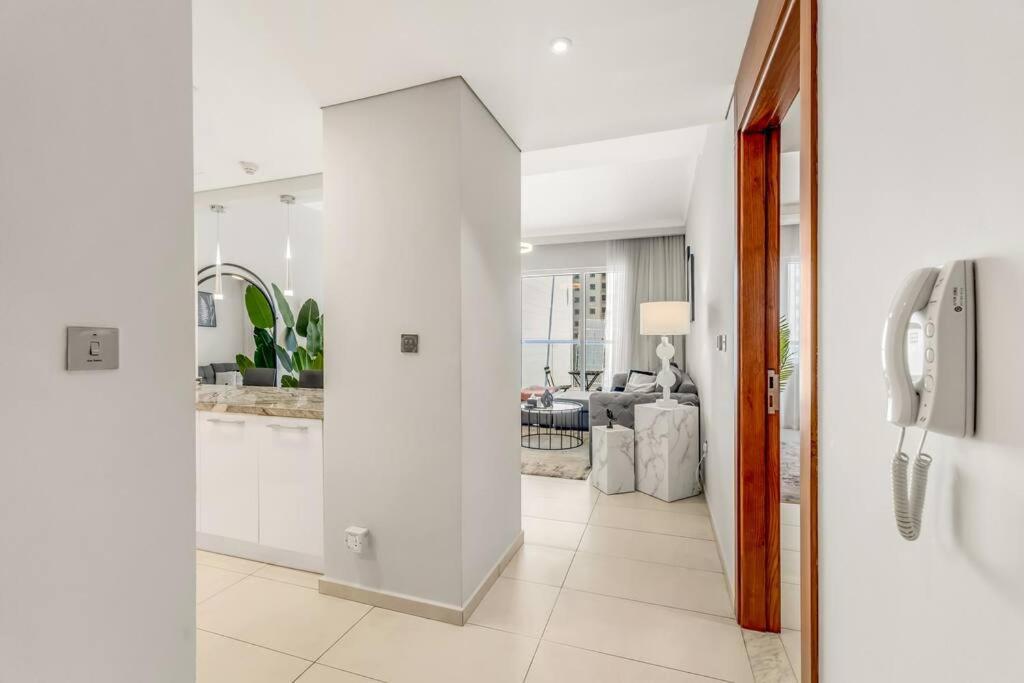 Waves - Spacious With Balcony & Pool Apartment