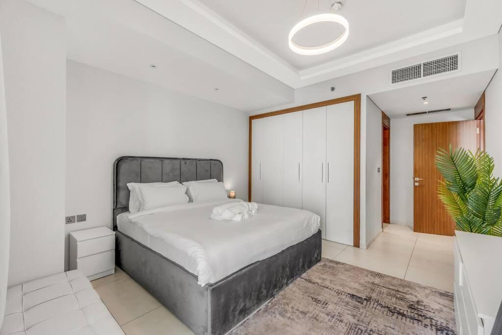 Waves - Spacious With Balcony & Pool Apartment Dubai
