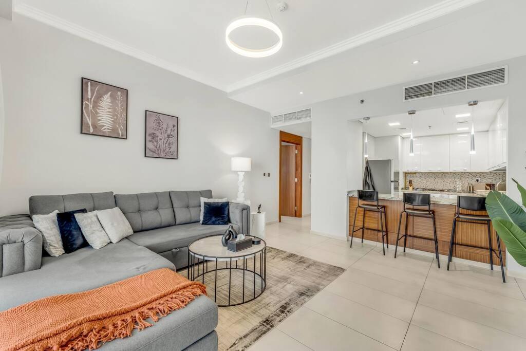 Waves - Spacious With Balcony & Pool Dubai