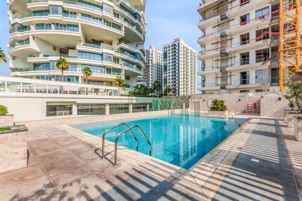 Waves - Spacious With Balcony & Pool Apartment *