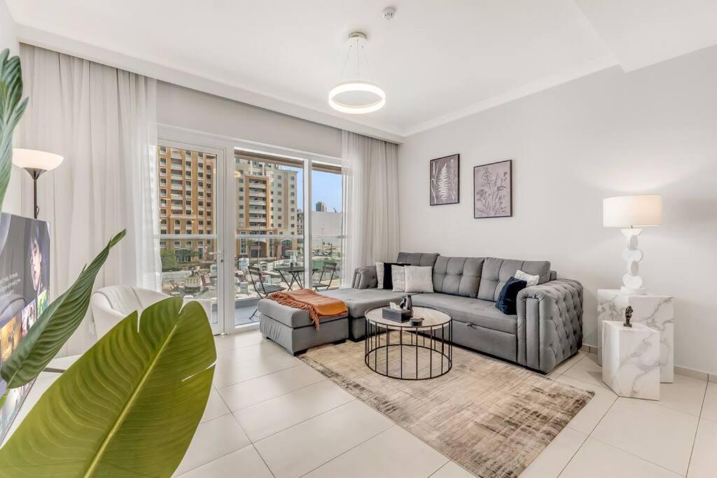 Waves - Spacious With Balcony & Pool Dubai