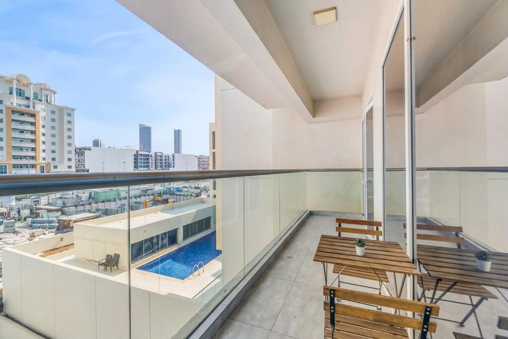 Waves - Spacious With Balcony & Pool * Dubai