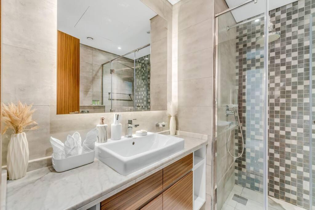 Waves - Spacious With Balcony & Pool Apartment