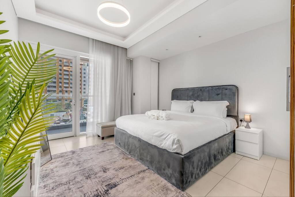 Waves - Spacious With Balcony & Pool Apartment Dubai