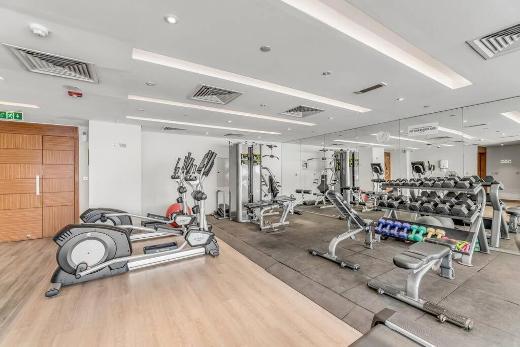 Waves - Spacious With Balcony & Pool * Dubai