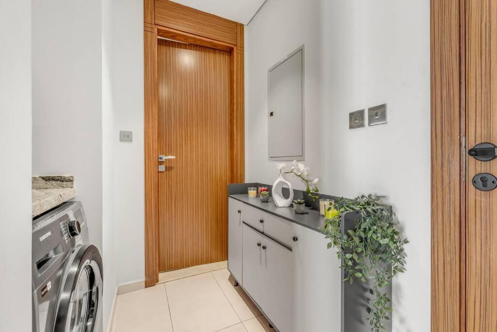 Waves - Spacious With Balcony & Pool