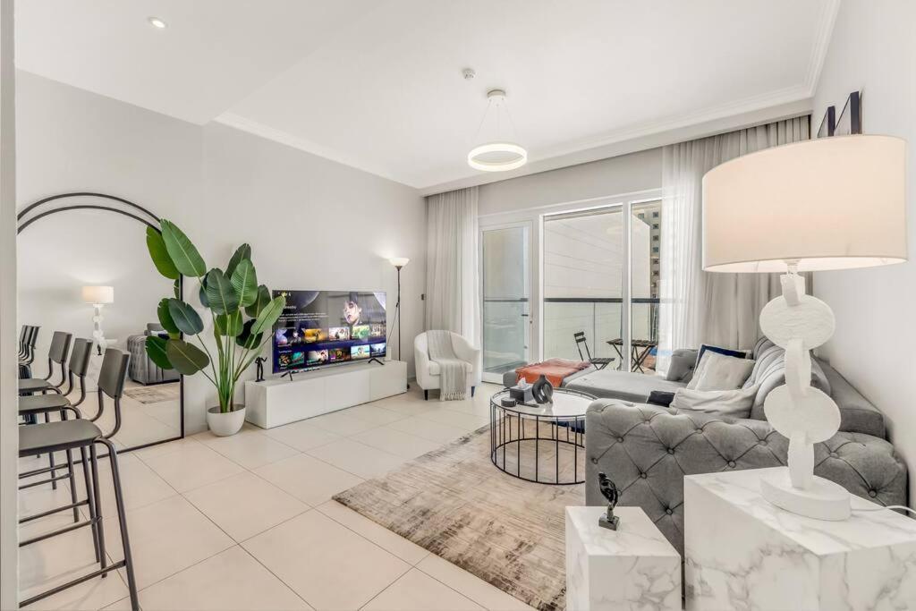 Waves - Spacious With Balcony & Pool *