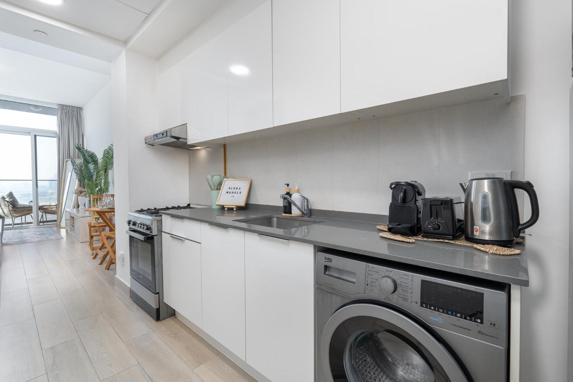 Bright And Stylish In Jvc With Skyline View *