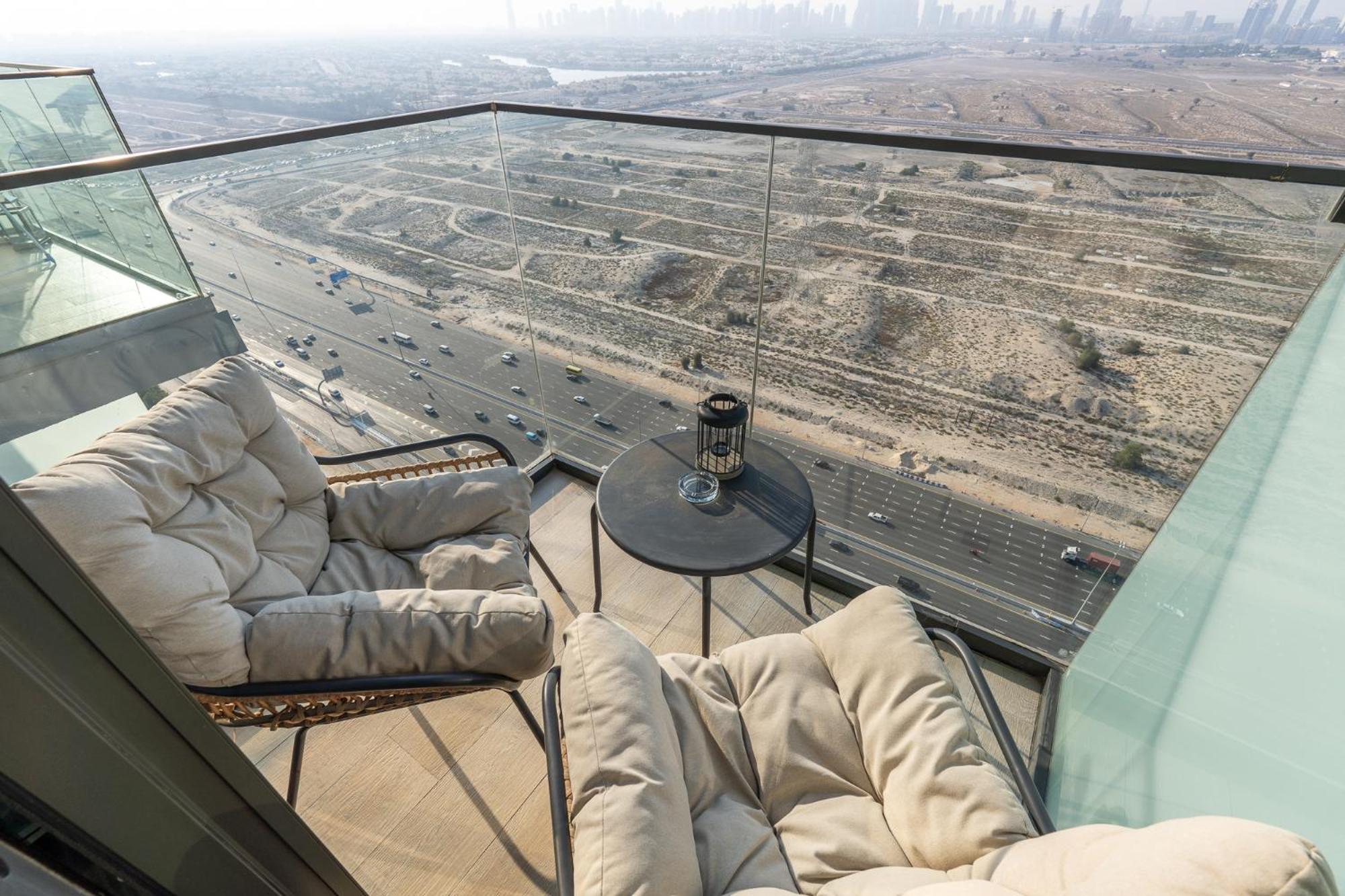 Apartment Bright And Stylish In Jvc With Skyline View