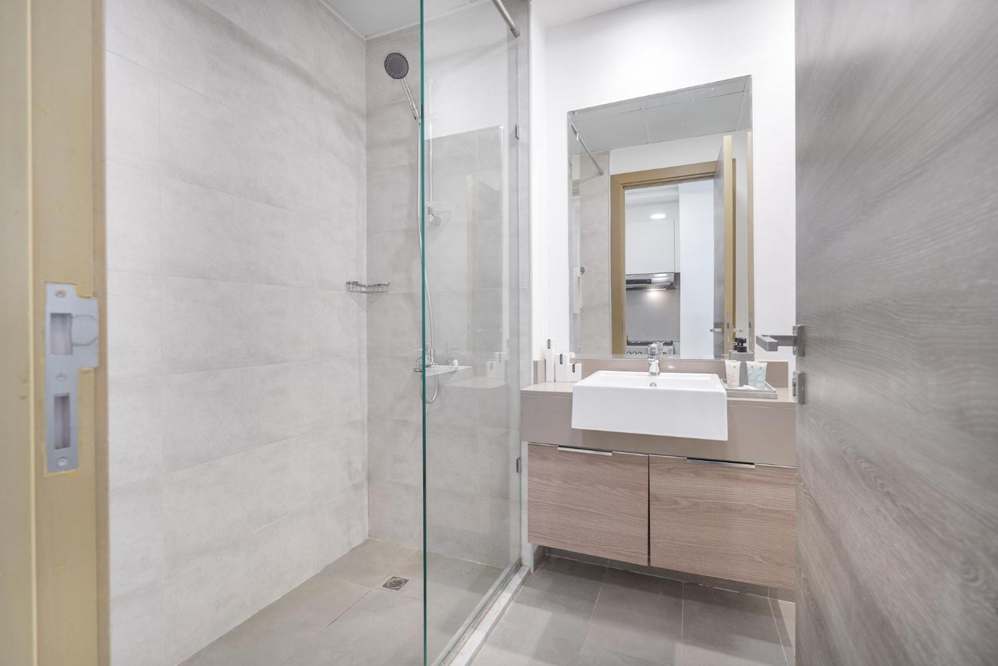 Apartment Bright And Stylish In Jvc With Skyline View *