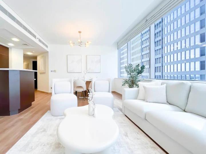 Stunning 2 Bedrooms In Difc Apartment *