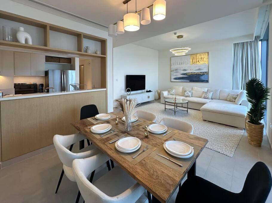Beautiful 3br With Canal View Apartment Dubai