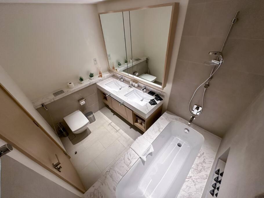 Beautiful 3br With Canal View *