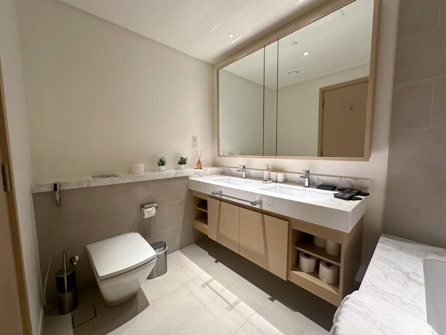 Beautiful 3br With Canal View Apartment Dubai