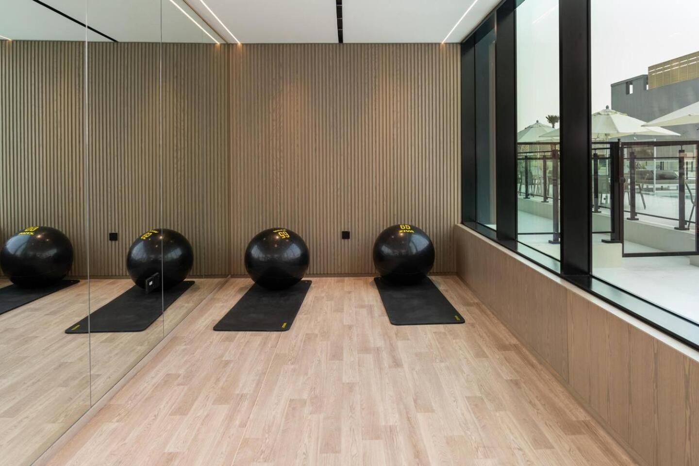 Comfortable 1 Bedroom With Big Balcony In Jvc Apartment
