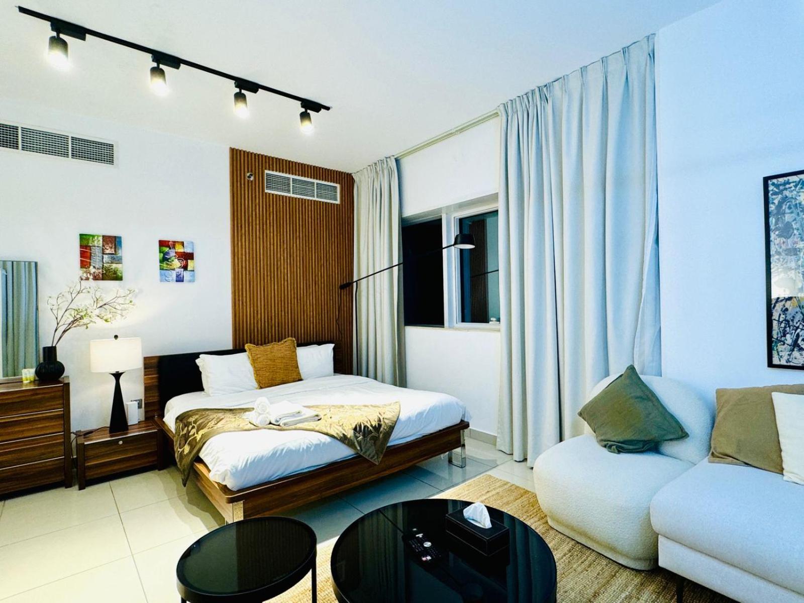 Entire Private Self Catered Marina Apartment *