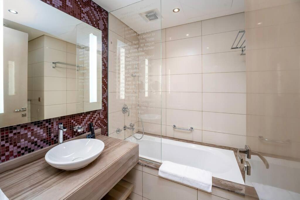 Paramount Flat With Amazing Burj Khalifa View Apartment