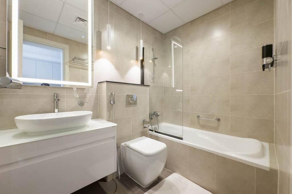 Modern On Golf Course - Damac Hills Apartment Dubai