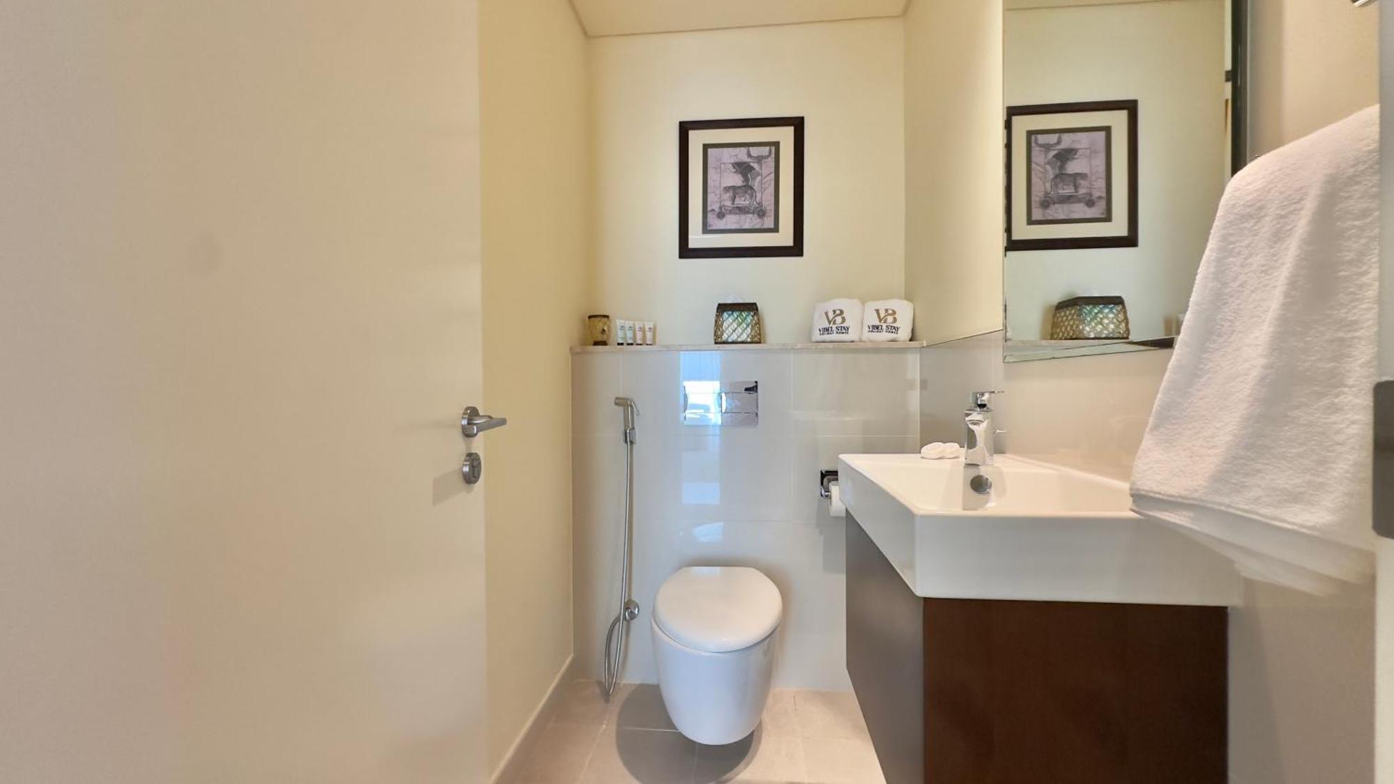 Apartment 3br High Floor At Boulevard Crescent In Downtown By Vibel