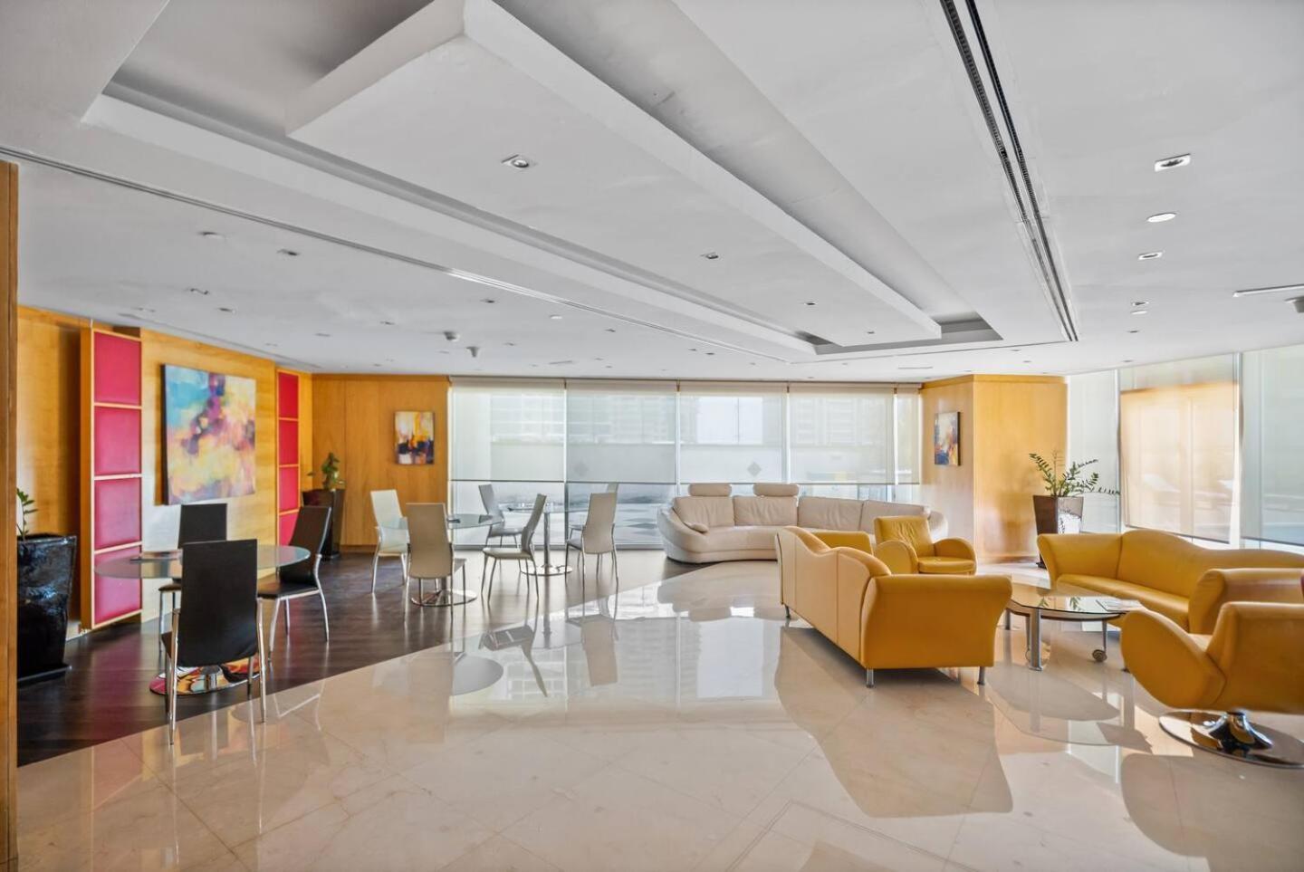 Luxury With Balcony - Close To Metro & Marina *