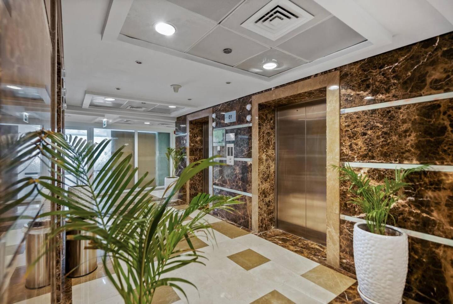 Apartment Luxury With Balcony - Close To Metro & Marina