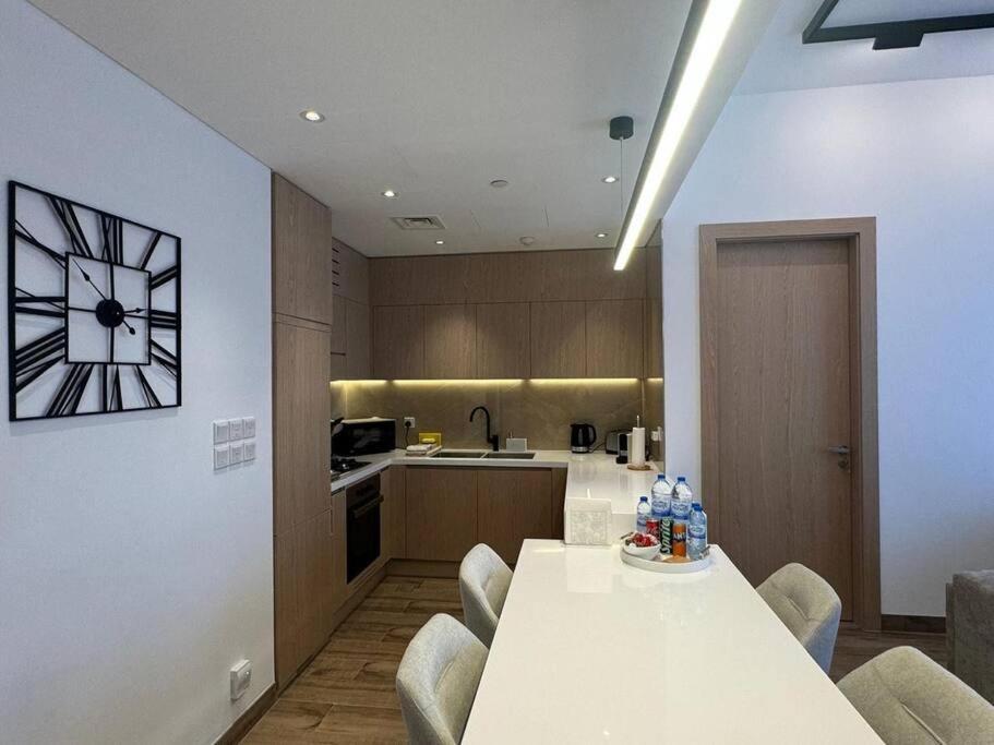 Luxury In Oakley Square Residences, Jvc Apartment