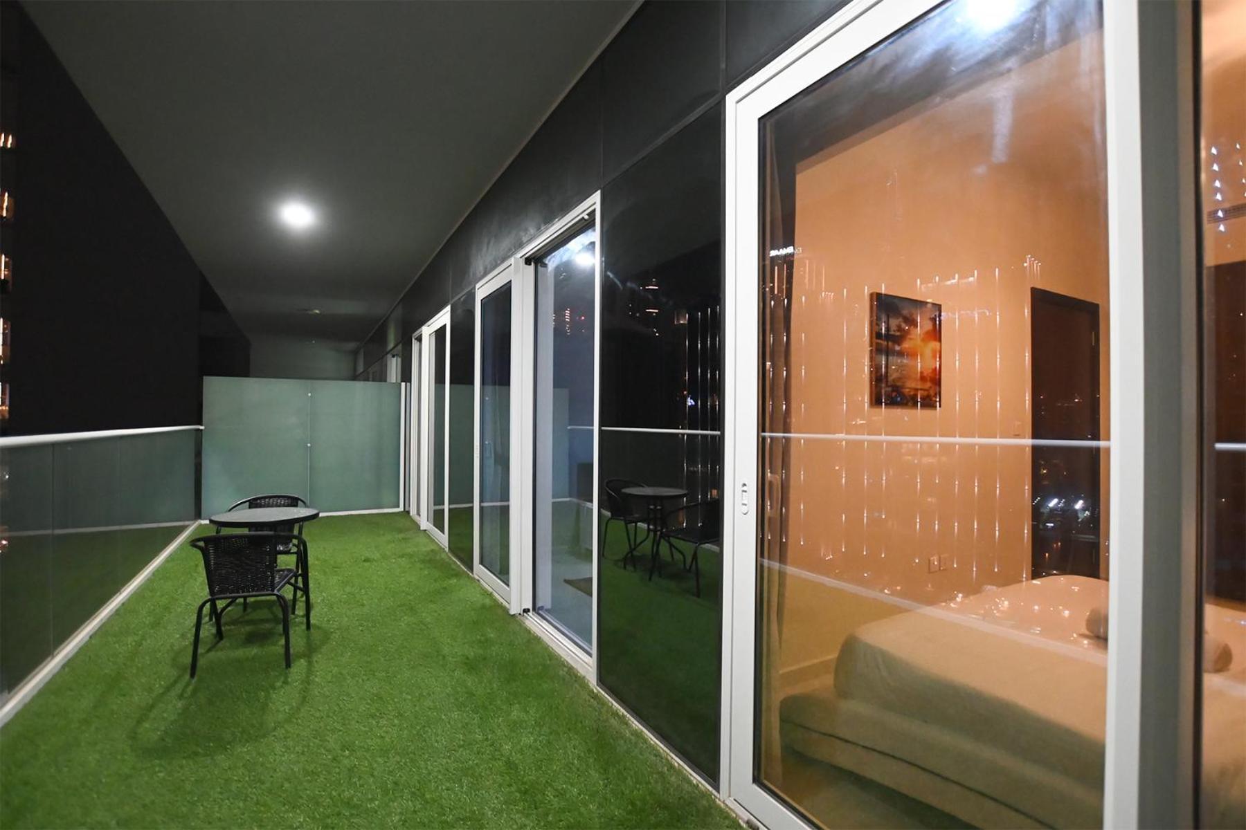 Brown Stone - Canal View Reva Apartment Dubai