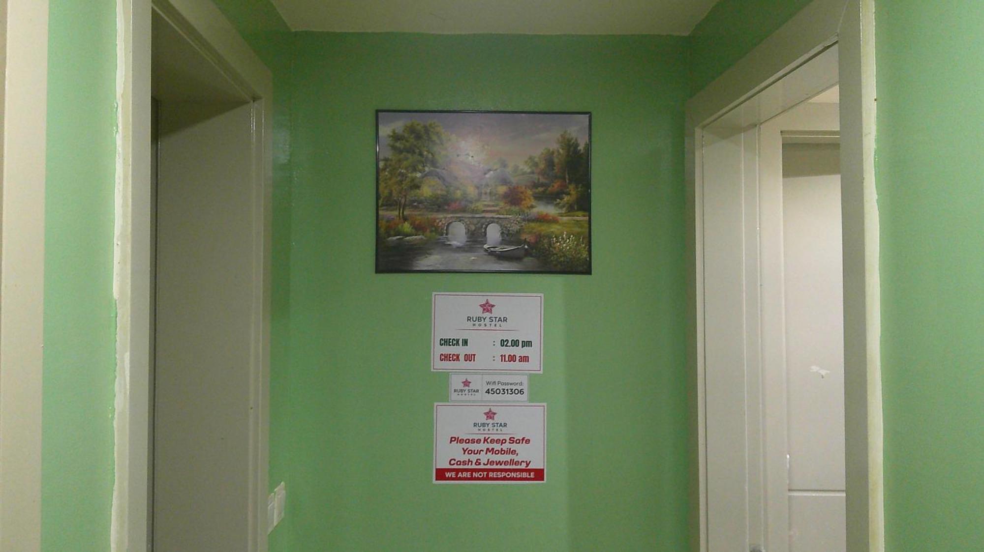 Inn Ruby Star Budget With Shared Washroom Access G06 *