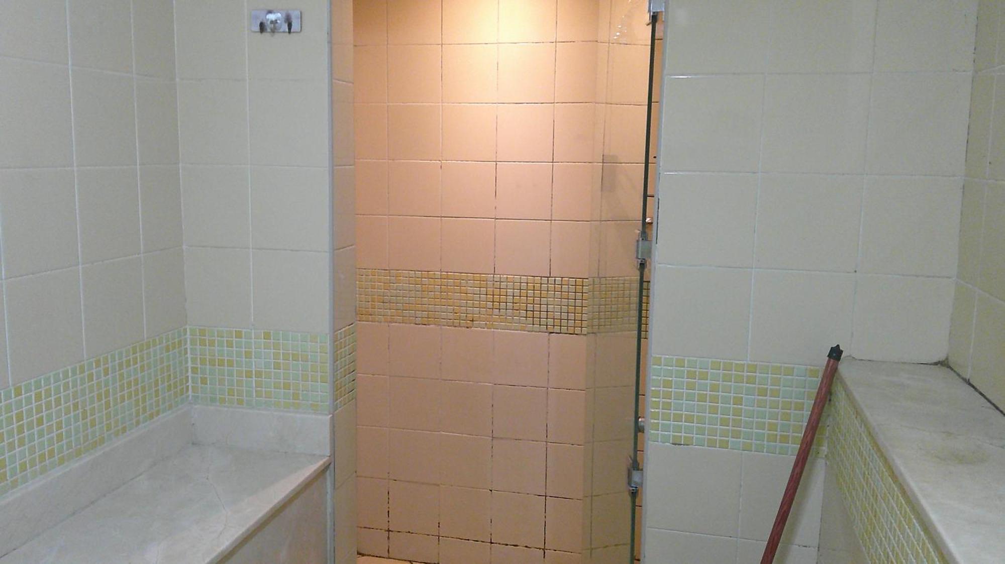 Ruby Star Budget With Shared Washroom Access G06 *