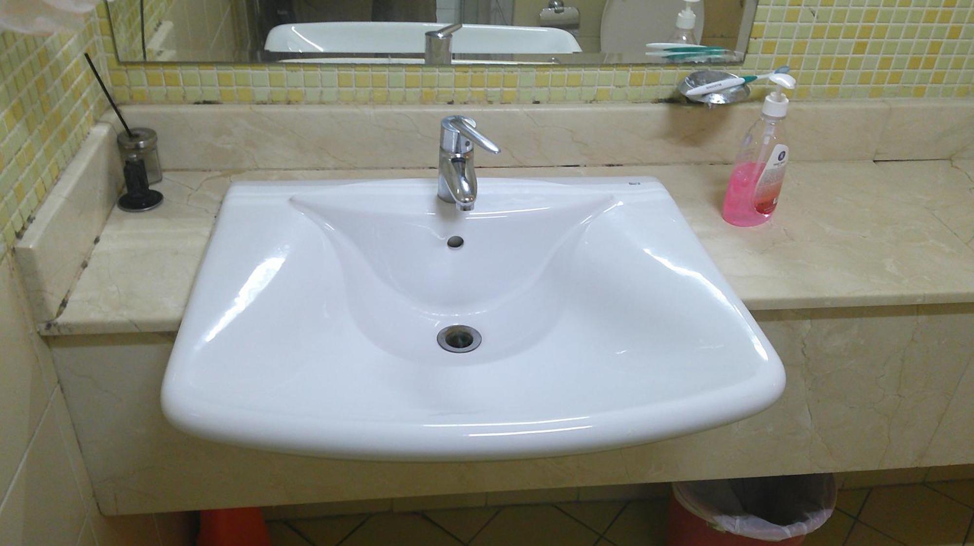 Ruby Star Budget With Shared Washroom Access G06 *