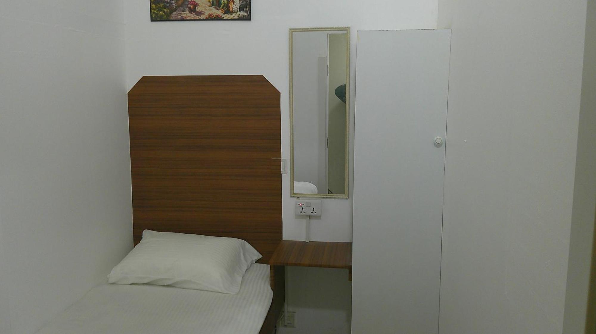 Inn Ruby Star Budget With Shared Washroom Access G06 *