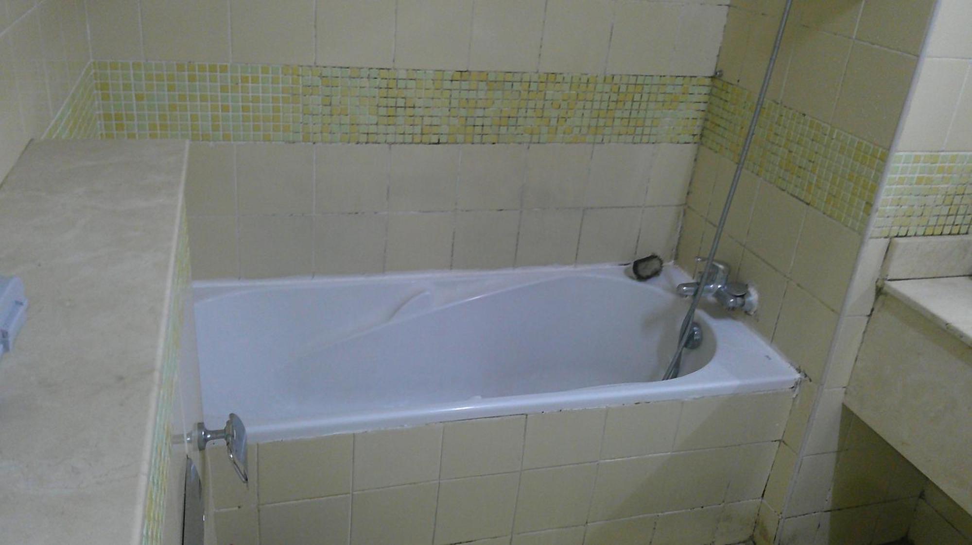Ruby Star Budget With Shared Washroom Access G06 *