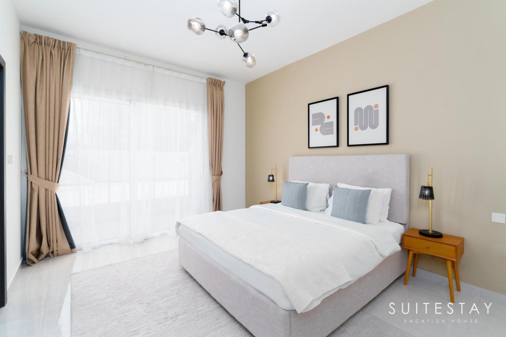Spacious Centre With Large Balcony Apartment *