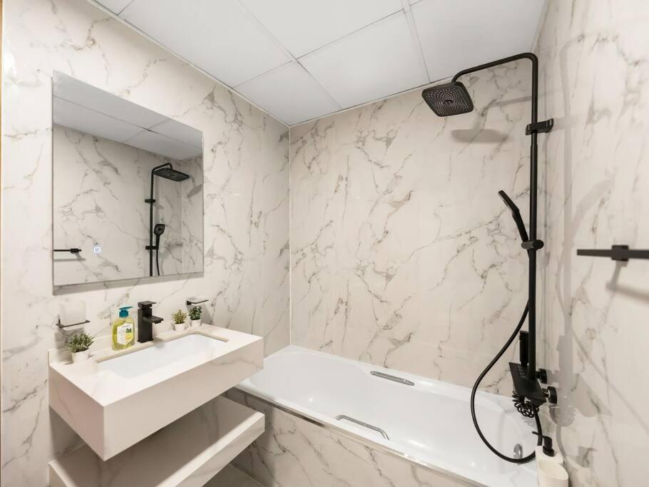 Apartment Spacious In The Heart Of Marina W Seaview Dubai