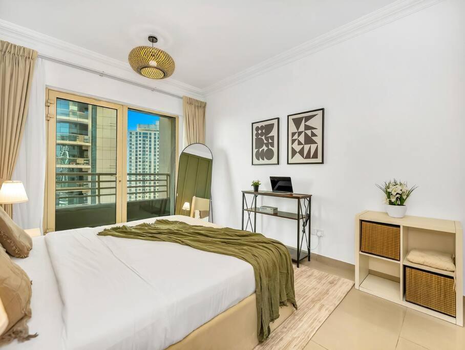 Spacious In The Heart Of Marina W Seaview Apartment