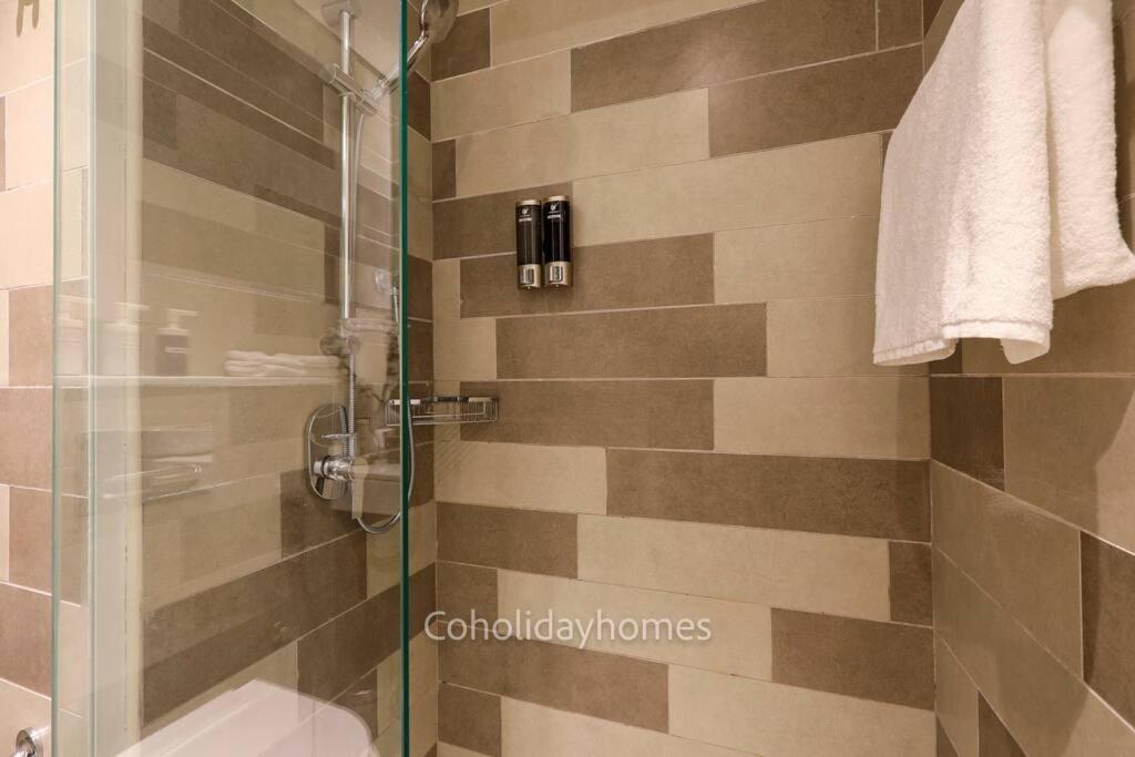 1 Bedroom Rooftop Infinity Pool & Padel Court Dubai